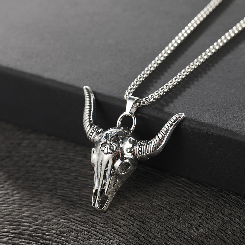 New and powerful sheep-head devil necklace, European and American personalized and fashionable men's titanium steel skull pendant sweater chain wholesale full figure