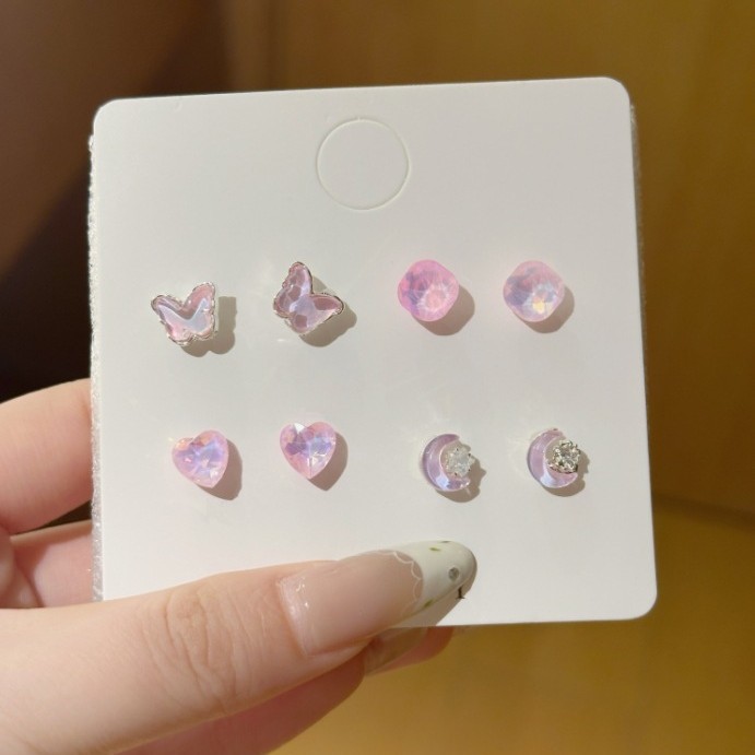 A new student version of a small and cute earring set featuring cartoon stud earrings that are fresh, simple, ethereal, sweet and adorable full figure