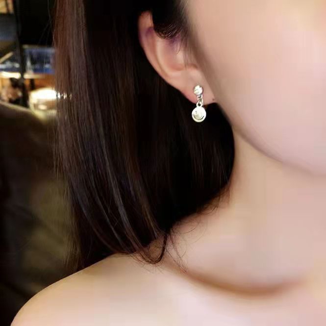 "Star Moon Silver Needle Earrings and Earrings 2025 New trendy autumn and winter style, popular Korean women's stud earrings and earrings. Application Scenario
