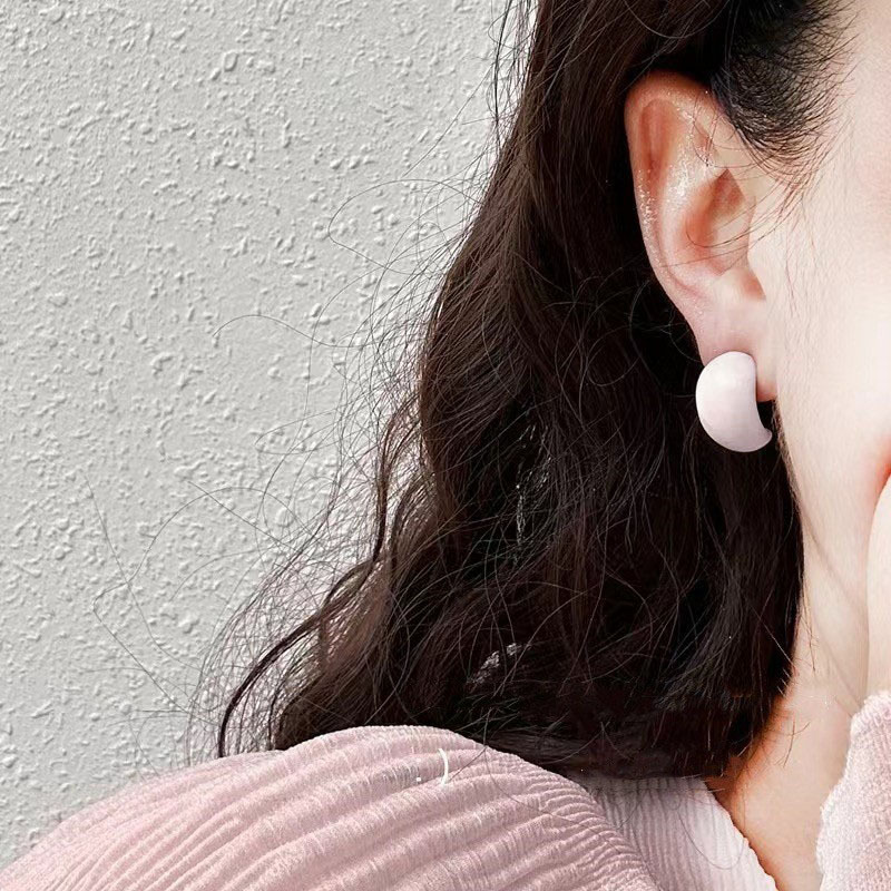 The milk-infused water drop Doudou 925 silver stud earrings are a new summer style that exudes a fair complexion and a creamy girlish charm details Picture