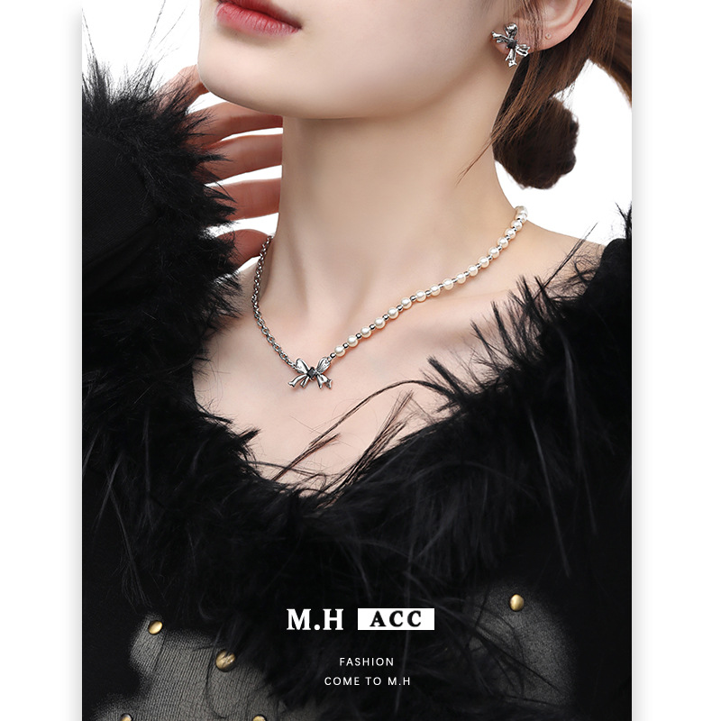 Black and white bow pearl necklace accessory for women, simple and ins style, versatile collarbone chain, fashionable and elegant pendant wholesale full figure