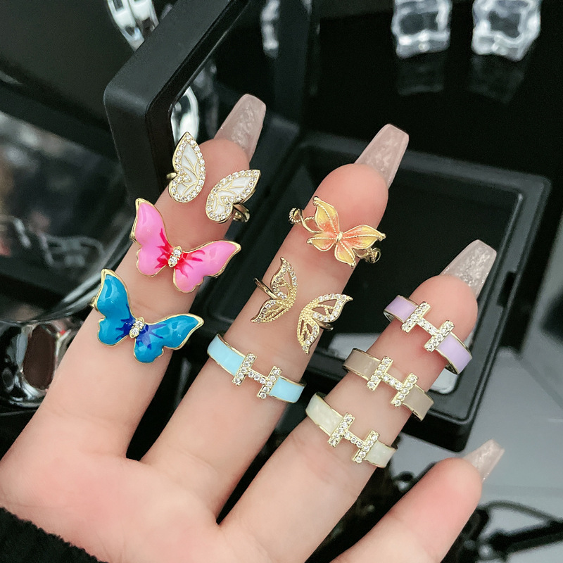 A new sweet and cool style gradient butterfly drip glaze open ring for women, featuring a light luxury letter H and diamonds, is a fashionable and trendy ring for Internet celebrities full figure