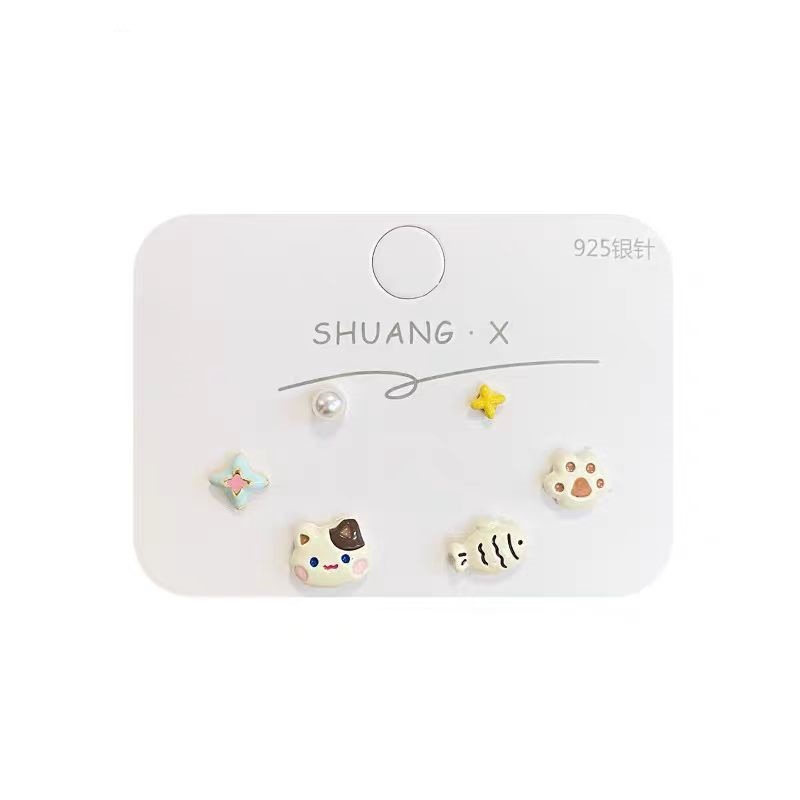 A three-piece set of Korean-style, cute and cartoonish ear studs. It's a unique and versatile summer ear accessory with a touch of childlike fun Application Scenario