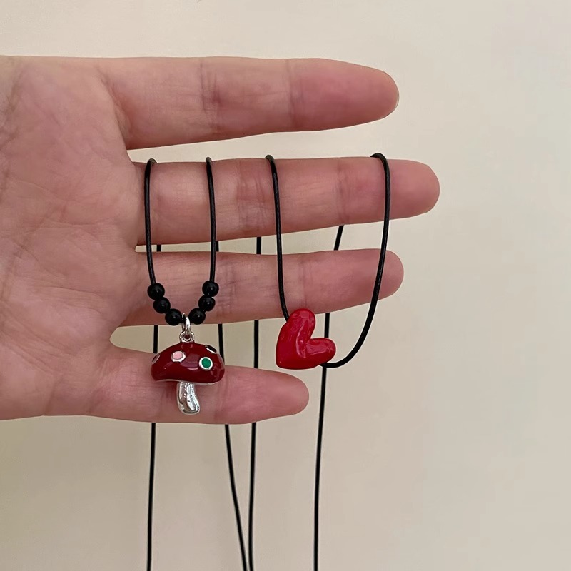 A new trendy spray-painted red heart-shaped mushroom drawstring necklace for women in autumn and winter, a cute and niche collarbone chain Application Scenario