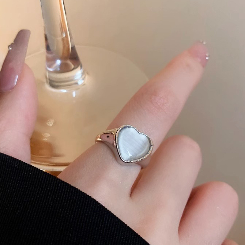 A plain ring with a smiling face and a unique opening. This is a new, niche design for women, a fashionable, individual and elegant index finger ring details Picture
