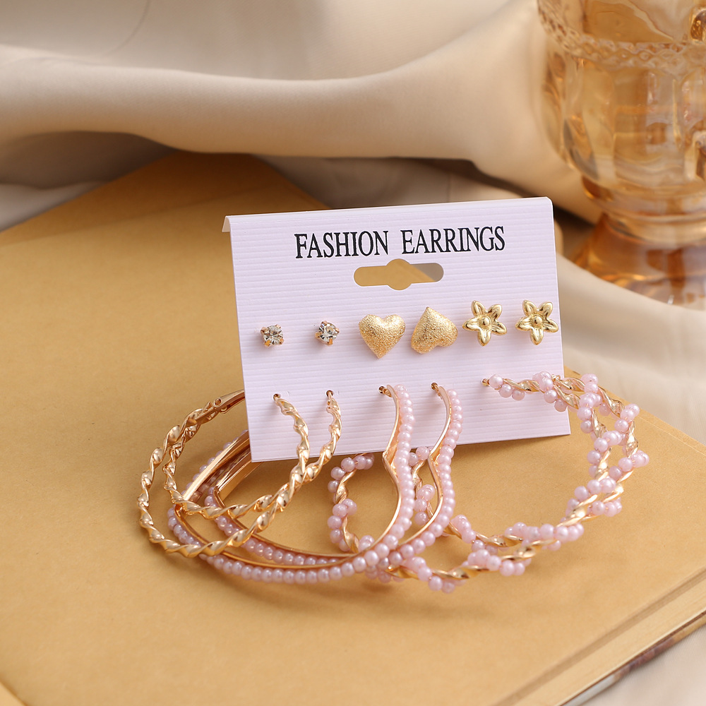 A new 6-piece set of retro geometric pearl earrings in the Korean jewelry world, featuring exaggerated large hoop earrings from Europe and America, HZS2193 Application Scenario