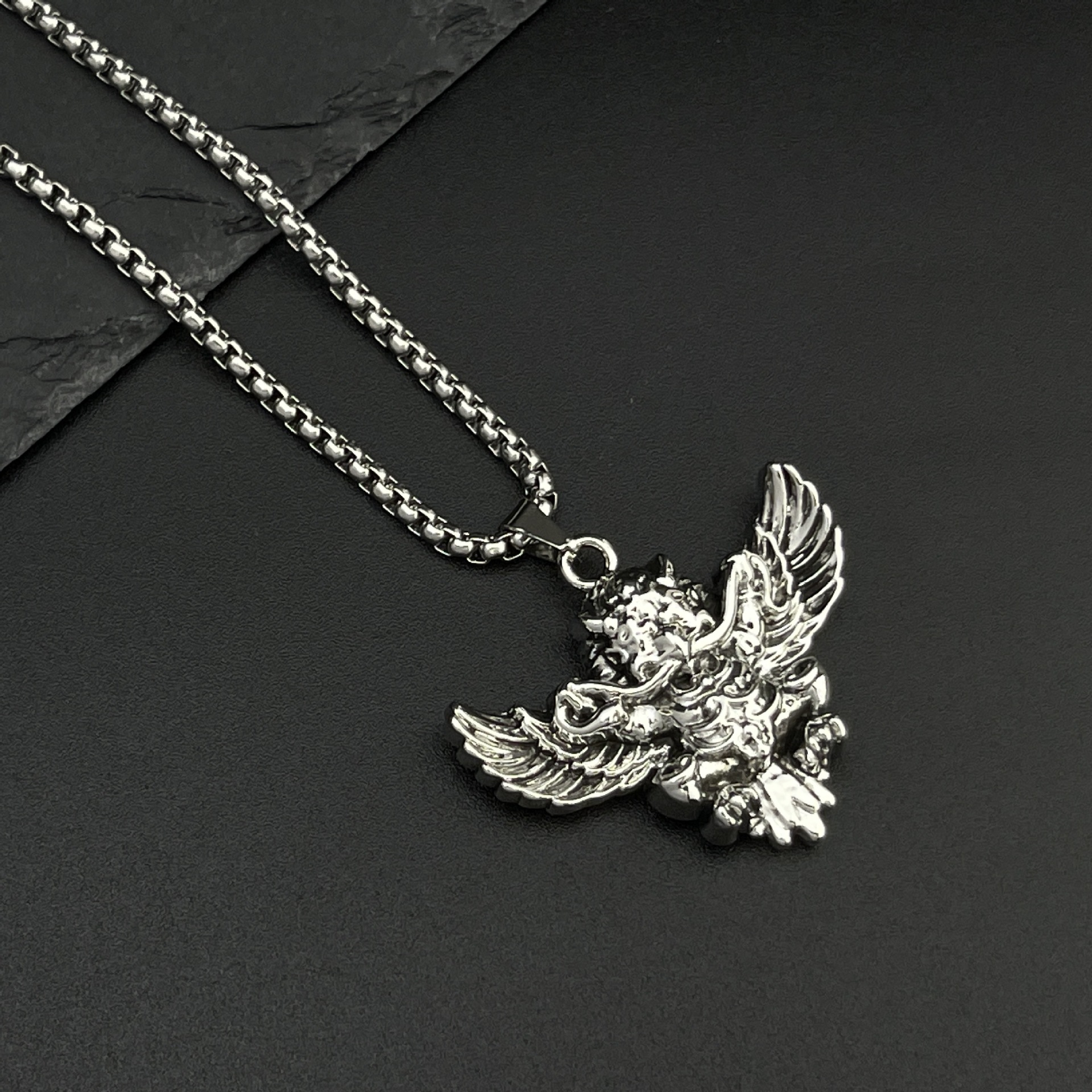 New retro auspicious beast golden-winged Great Peng titanium steel necklace, niche hip-hop alloy Great Peng Spreading wings pendant wholesale Specification drawing