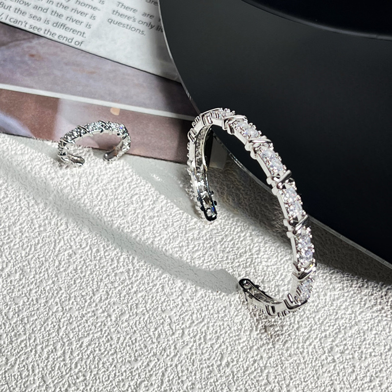 A light luxury and high-end cross-set diamond-encrusted fashionable couple bracelet and ring set, gender-neutral style, simple and individual bracelet trend Application Scenario