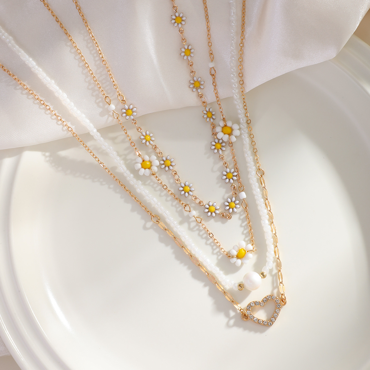 European and American cross-border jewelry sweet and spicy imitation pearl Daisy set necklace, women's niche heart-shaped full diamond collarbone necklace Application Scenario
