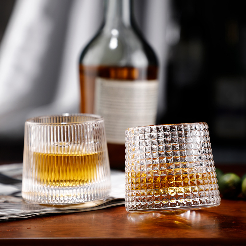 Creative unbreakable whisky wine glass, spirits shaker cup, personalized cocktail cup, stress-relieving rotating glass Specification drawing