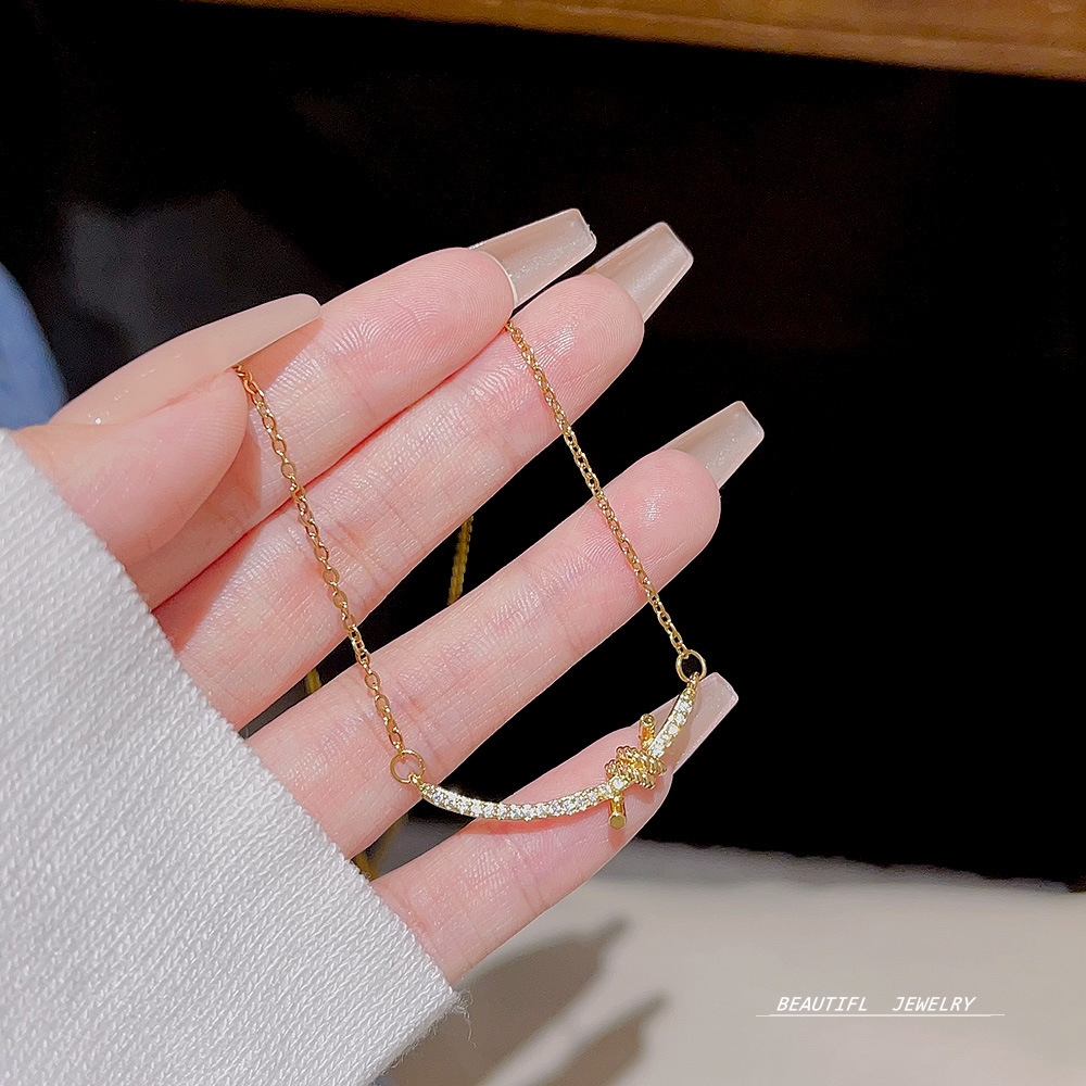This is a niche, high-end, light luxury titanium steel necklace that doesn't fade. It's versatile for women and features an ins-style niche design. It's a collarbone chain necklace details Picture