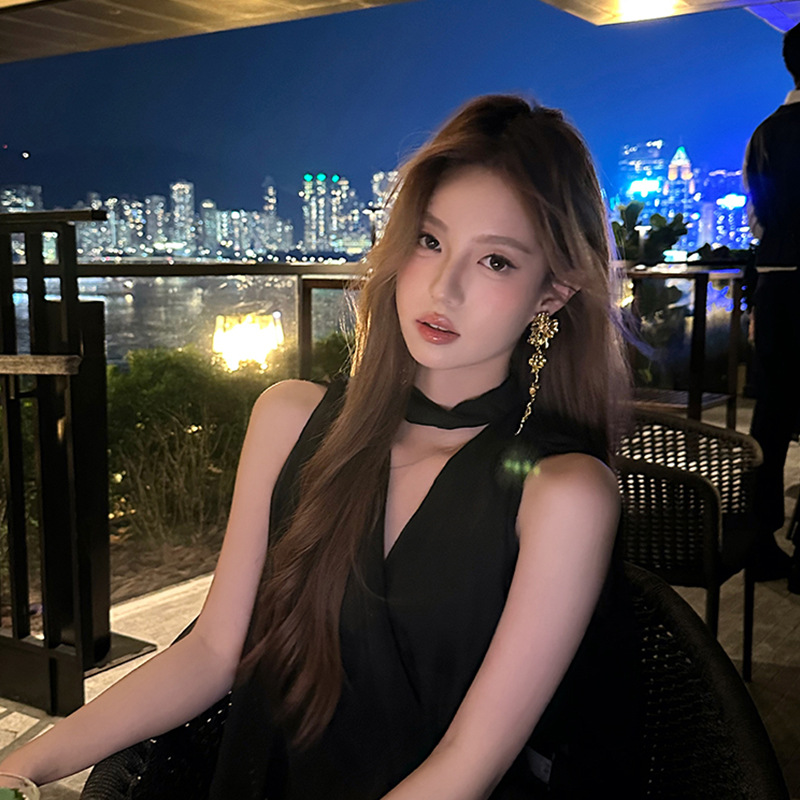 The "Thousand Gold Heavy Industry" flower tassel earrings for women exude a light luxury and high-end elegance. The elegant dress and the trendy earrings are bestsellers full figure