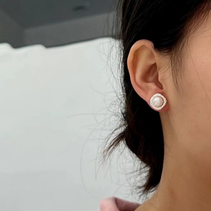 Retro French pearl stud earrings for women, new trendy, high-end, elegant and grand earrings, niche design sense, cold style earrings Application Scenario
