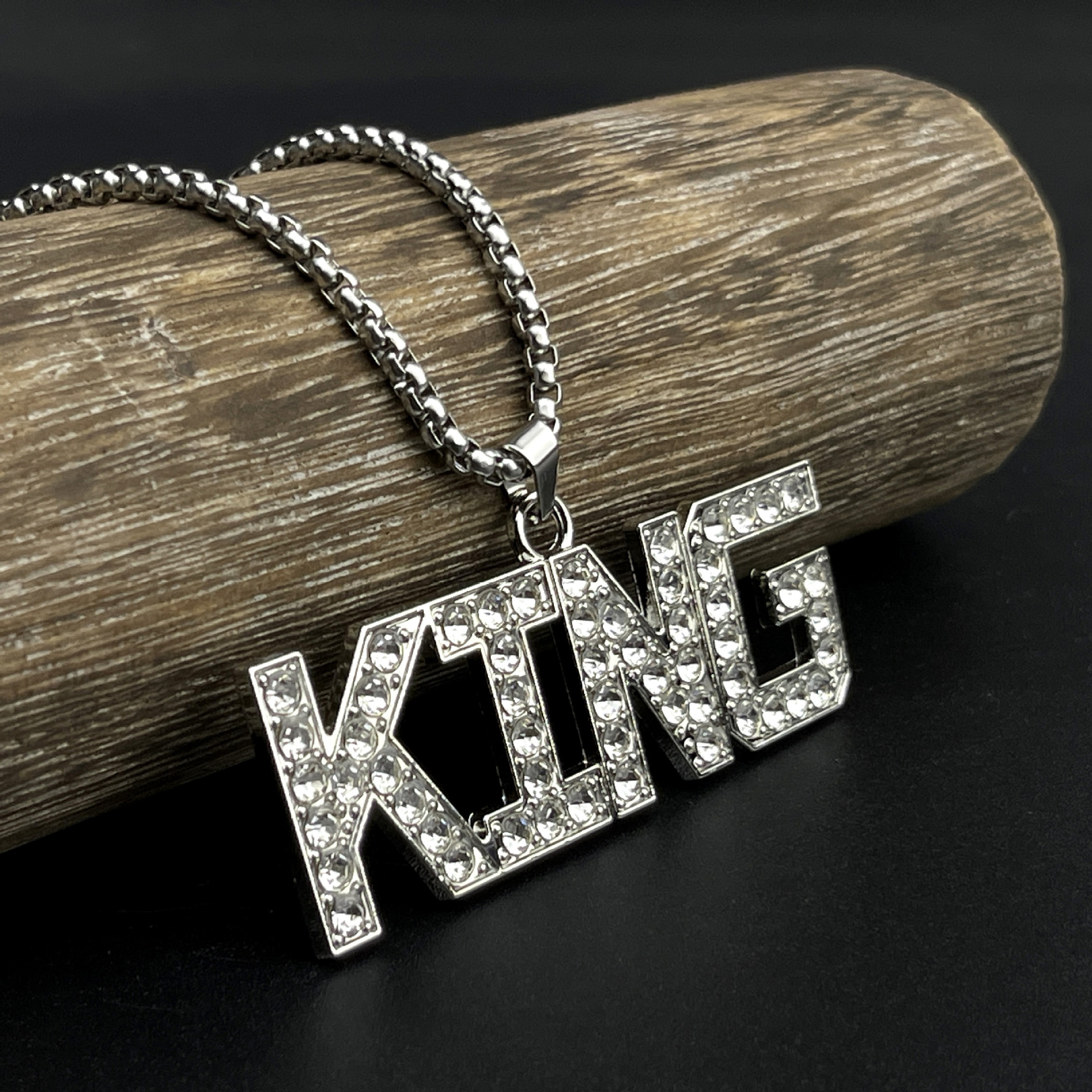 Wholesale of 2024 new European and American hip-hop letter pendants, fashionable and trendy men's and women's KING letter necklaces and sweater chains Specification drawing