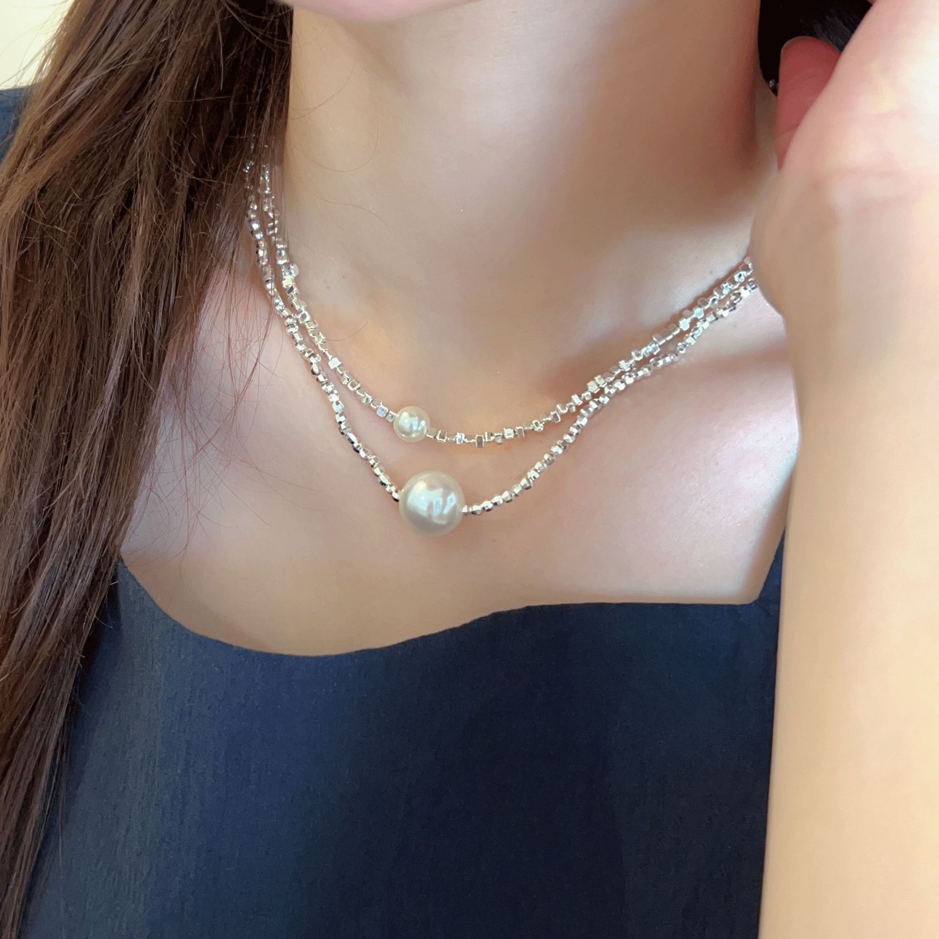 French light luxury style silver pearl pendant necklace, fashionable design sense for girls, niche collarbone chain, neck chain full figure