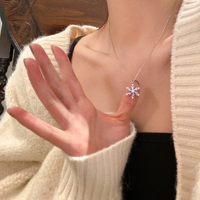 A niche design sense, rotatable snowflake necklace, women's light luxury, fashionable and versatile collarbone chain, autumn and winter sweater chain Specification drawing
