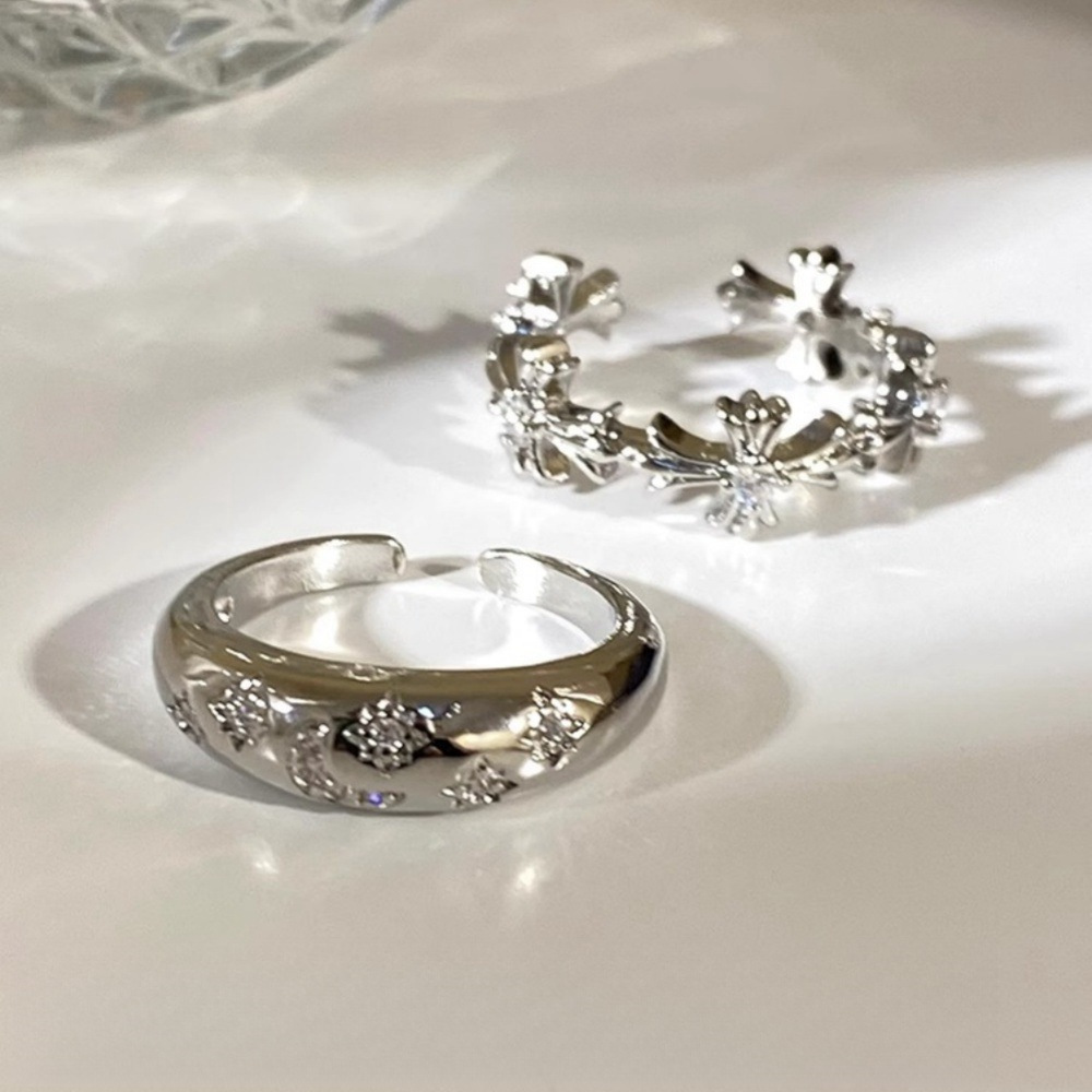 Cold and elegant silver zircon cross ring, a niche design for women, an ins light luxury index finger ring with a unique opening Application Scenario