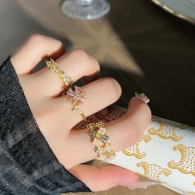 A light luxury retro cross-border French four-leaf clover pearl niche open ring with pink flowers, sweet and cool details Picture