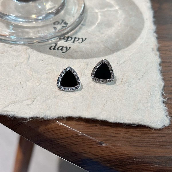 Black triangular stud earrings for women, new style in 2025, trendy and simple style, Korean cold style earrings, high-end earrings Application Scenario