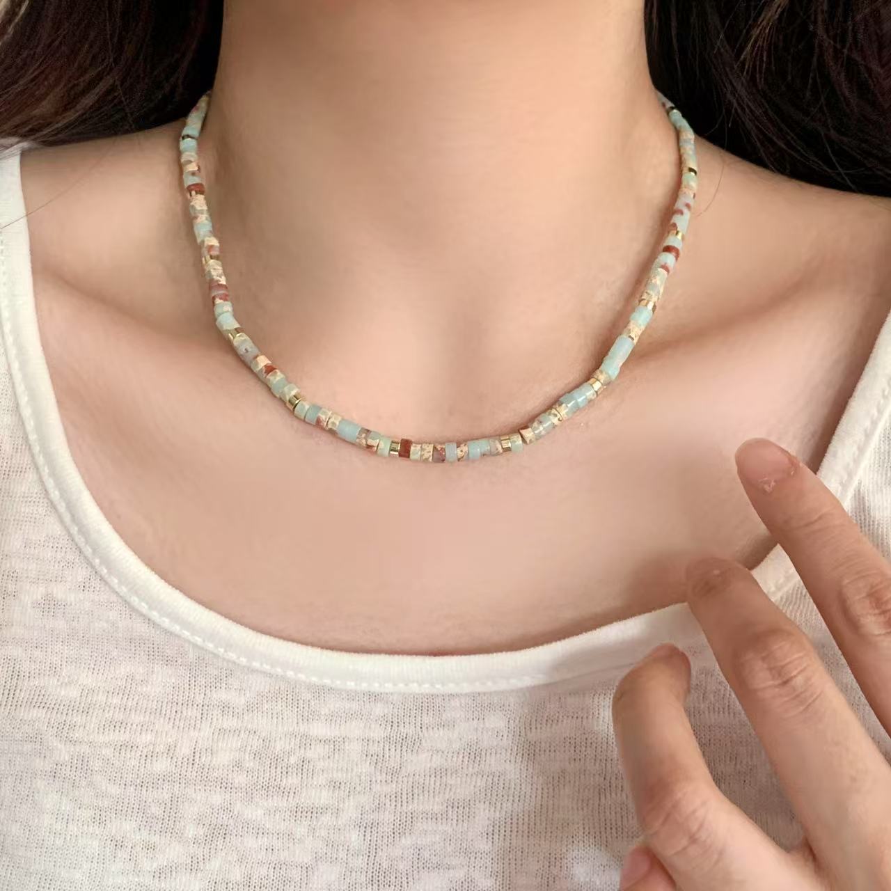 French retro patterned jadeite colored beaded necklace, summer women's light luxury, niche design collarbone chain details Picture