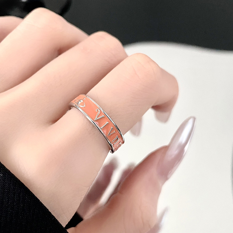 A simple, fashionable, niche and individual stacked index finger ring with the letter Saturn ring of the Western Queen Oil Dripping Star Application Scenario