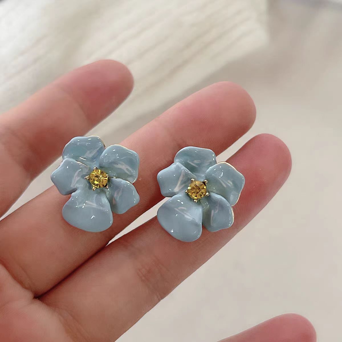 Summer vacation oil-dripping blue flower earrings, women's niche retro earrings, exquisite and high-end, stud earrings, trendy earrings Specification drawing