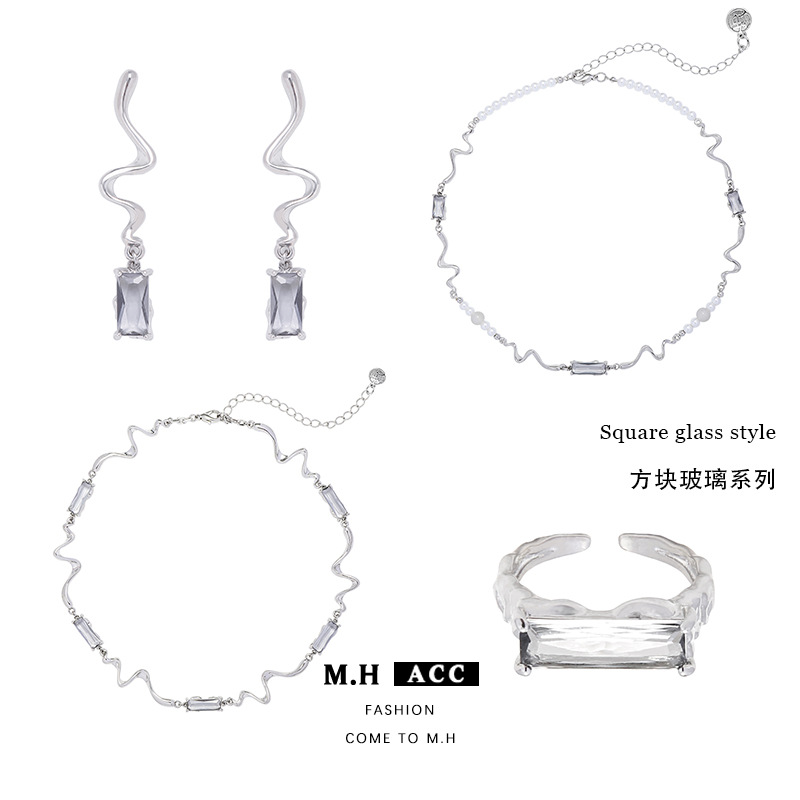 Original ins square glass necklace that doesn't fade, a cool and refreshing women's summer neck collarbone chain, exquisite and trendy necklace full figure