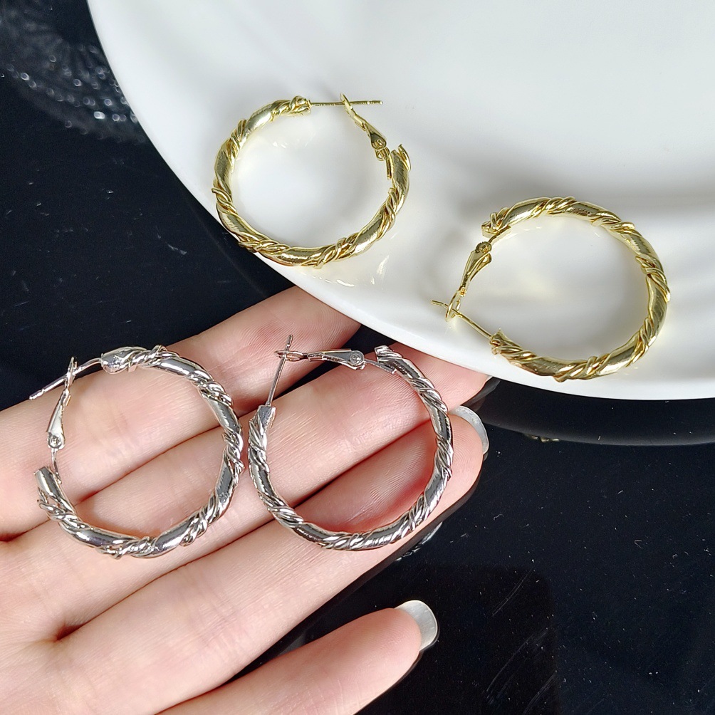 Simple and versatile, with a niche design sense, plain ring and twisted ear rings, a trendy, individualistic and fashionable cross-border cold style earrings for women on Instagram full figure