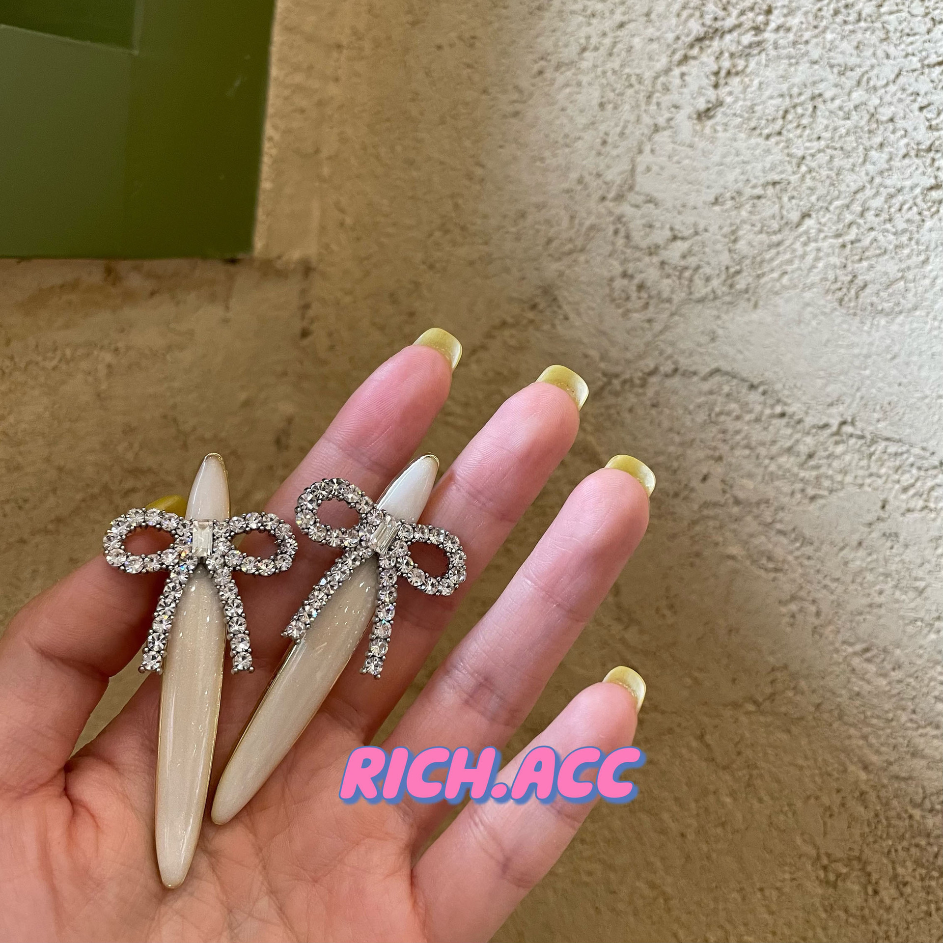Han Yuan Light Luxury water diamond bow hair clip, high-end and exquisite hair clip, elegant little fragrance style, girl's short hair edge clip Application Scenario