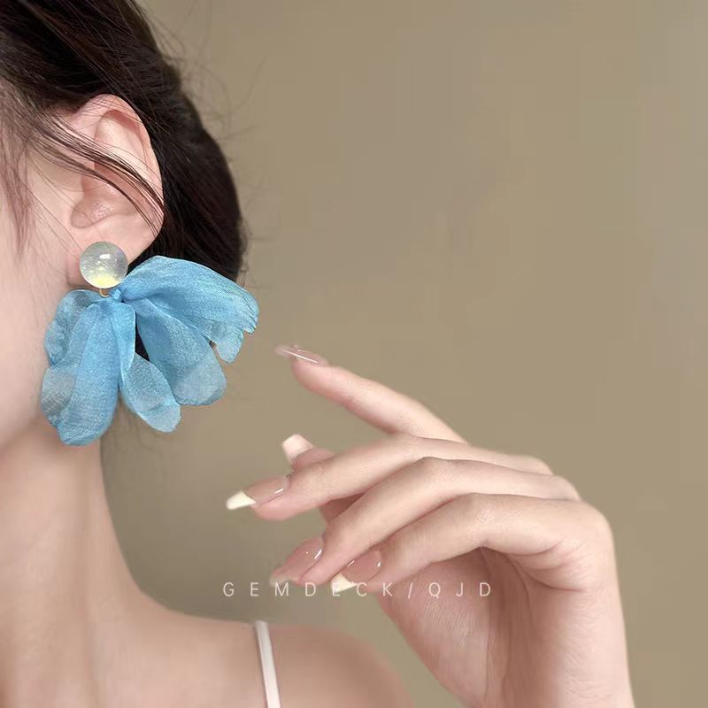 Blue chiffon stud earrings with a super fairy-like atmosphere by the seaside, high-end earrings, gentle and elegant, niche design, vacation-style earrings details Picture