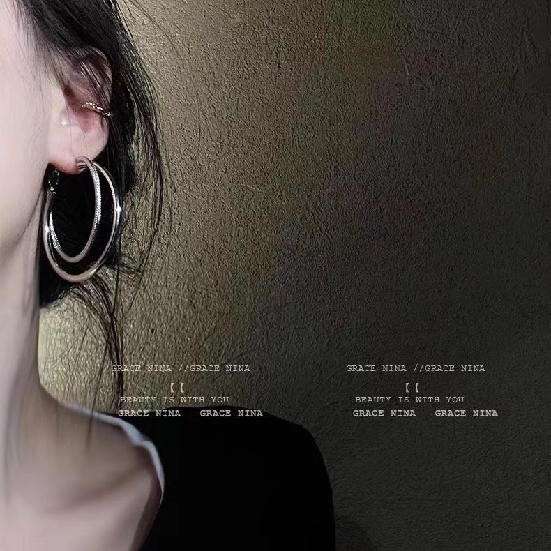 Simple and cold style double-ring large earrings, a new trendy ear ring for women in 2025, elegant, high-end and grand stud earrings details Picture