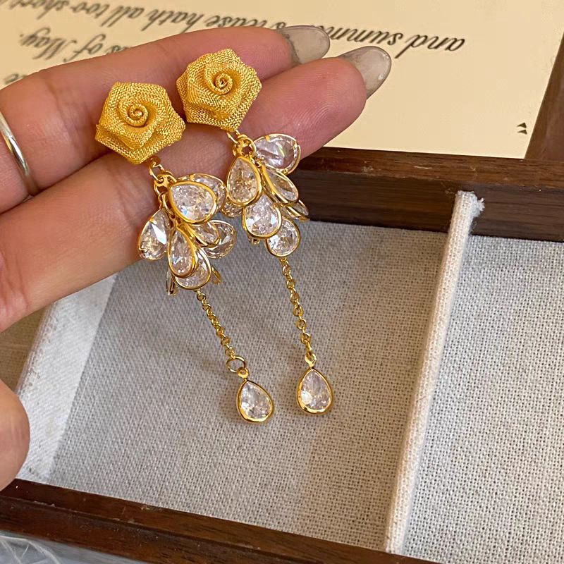 The 2025 new French retro elegant earrings with a touch of light luxury and high-end style, featuring mesh rose and zirconium fringes Specification drawing