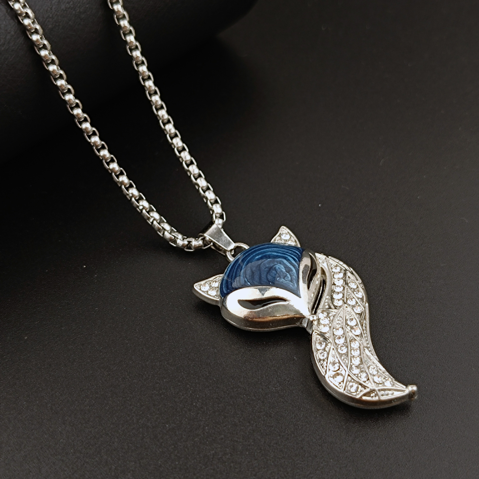 European and American cross-border oil-dripping diamond-encrusted fox pendant necklace, hip-hop couple long sweater chain necklace manufacturer wholesale Application Scenario