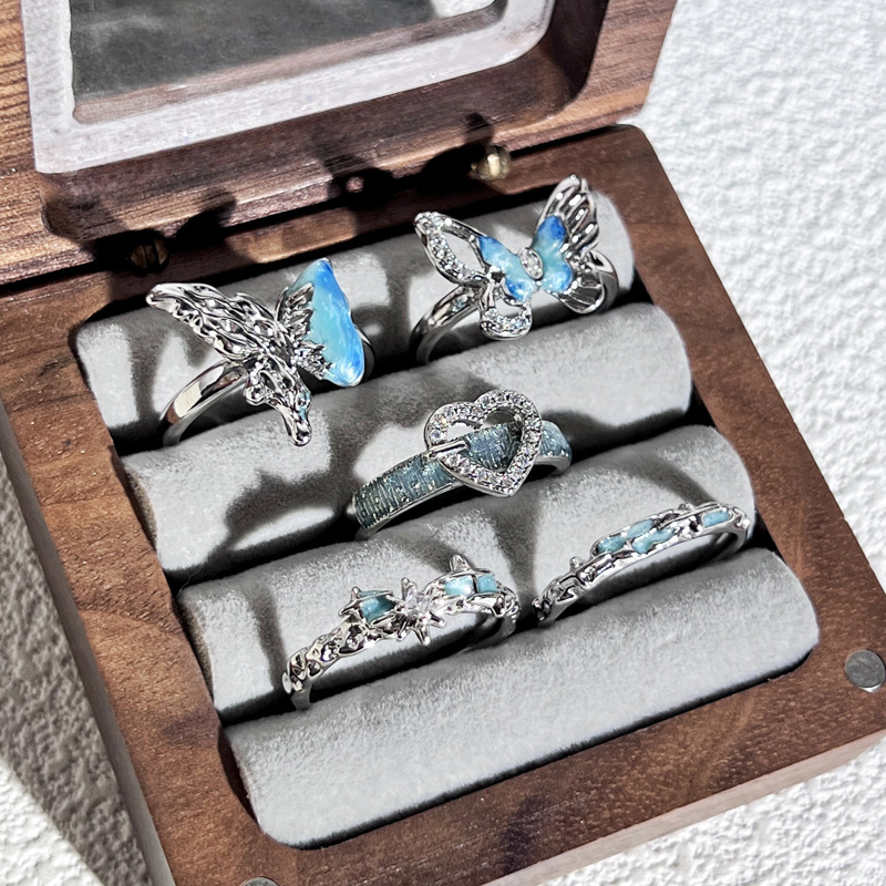 Simple and individual, sea blue gradient butterfly drop glaze ring, a unique feminine charm, irregular texture heart-shaped fashionable ring Application Scenario