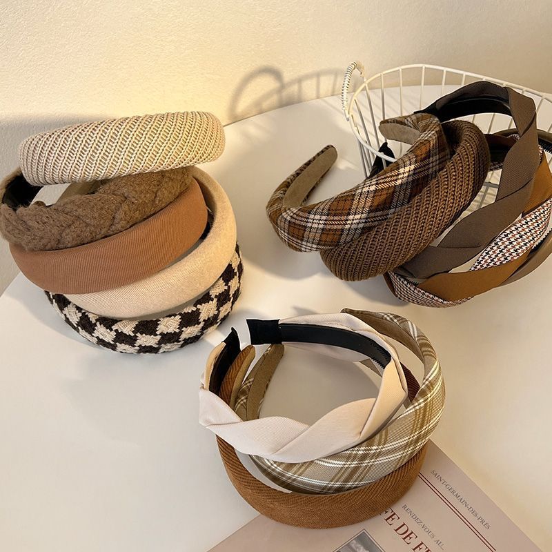 The new Maillard brown high top hairband with a retro style, a plush hairband for washing the face, and a high-end wide-edge headband Application Scenario