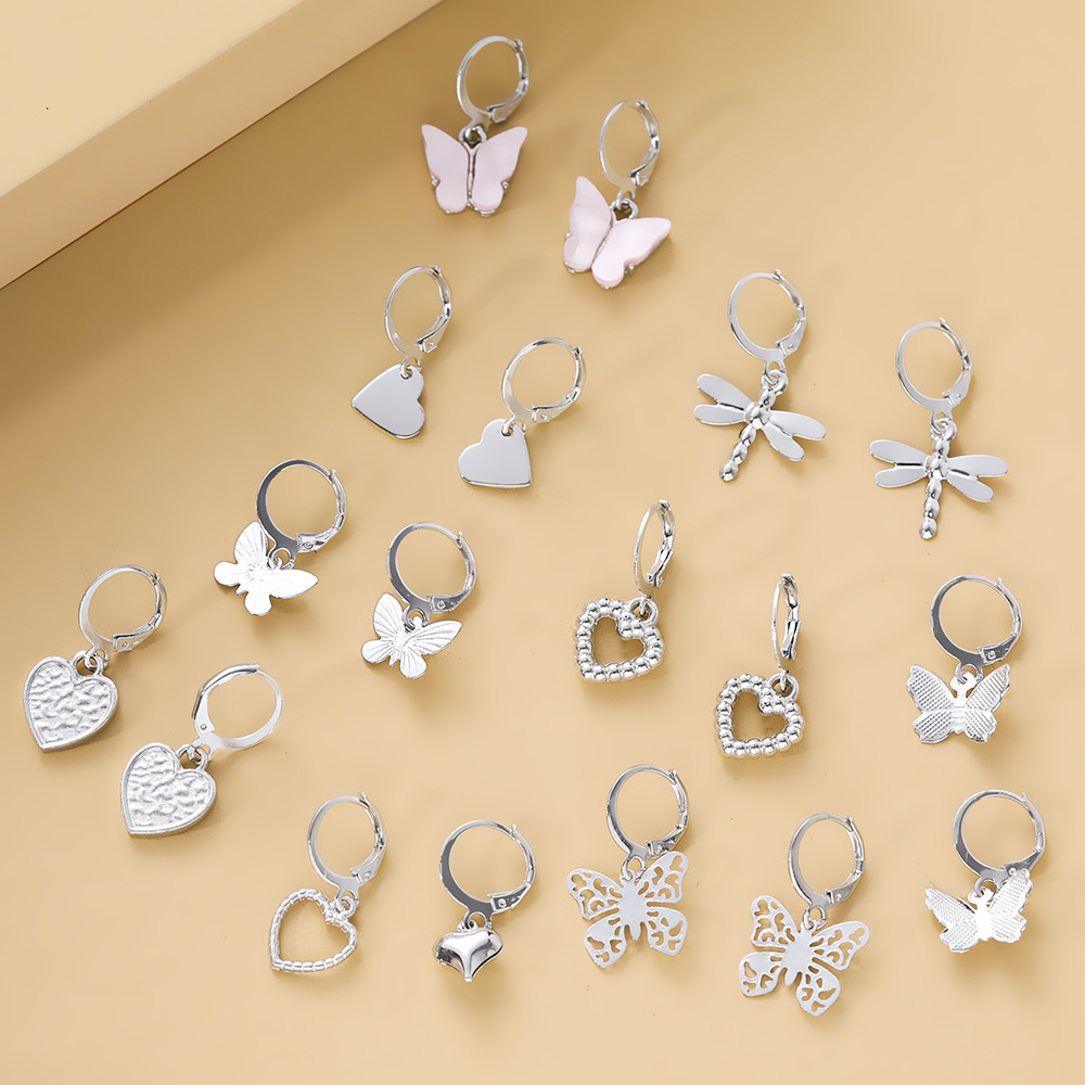 Simple and compact European and American stud earrings, golden fashionable and trendy earrings, stud earrings, pendant accessories, butterfly heart earrings Application Scenario