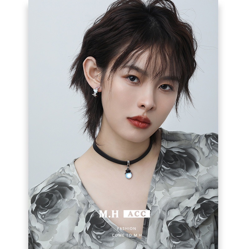 Devilish black collar for women, European and American ins style hip-hop hot girl, sweet and cool style leather necklace, light luxury and niche collarbone chain full figure