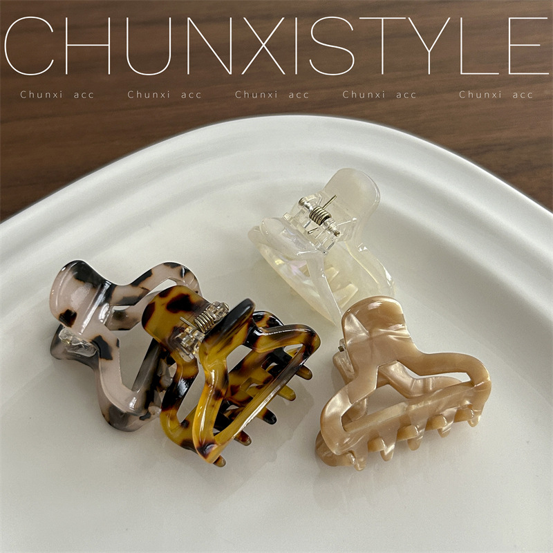Summer portable hair clip, women's summer bangs clip, hair clip, women's small shark clip headwear, elegant hair clip side Application Scenario