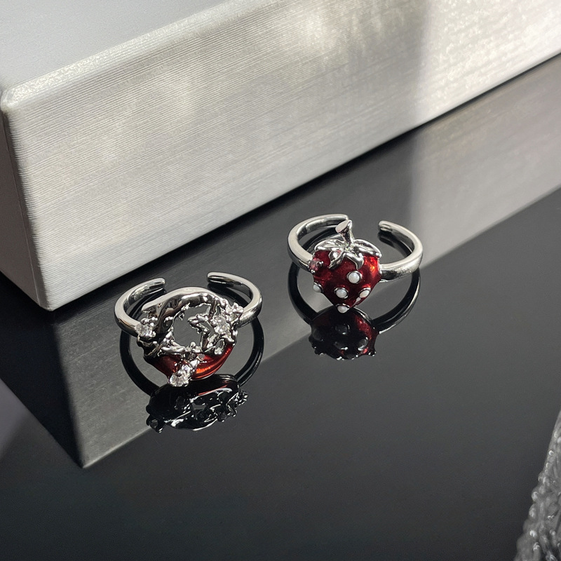 The red crescent-shaped ring of the female star moon exudes a light luxury and high-end feel. It features a unique, fashionable and individual design, as well as a sweet and cool strawberry ring Specification drawing