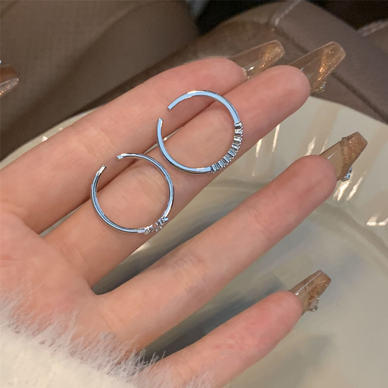 A simple yet exquisite two-piece open ring set, a niche Instagram style with a cold and unique cross-shaped micro-inlaid overlapping ring Application Scenario