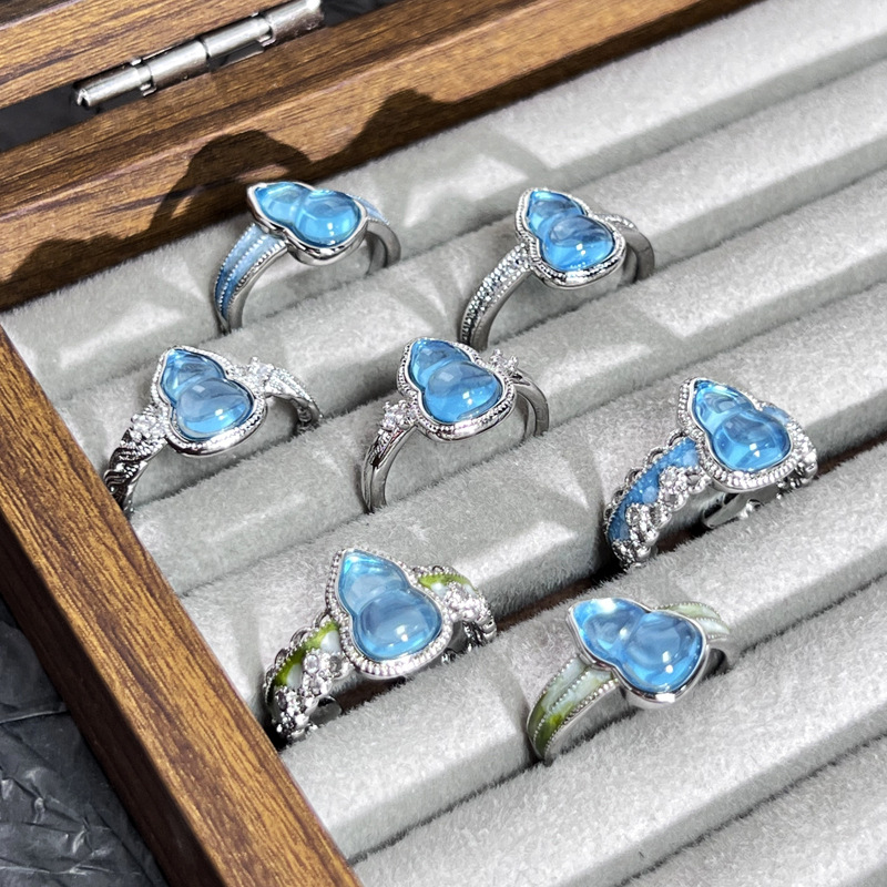 A new Chinese-style blue and white gourd ring with a gradient drip glaze for women, featuring a simple and elegant look details Picture
