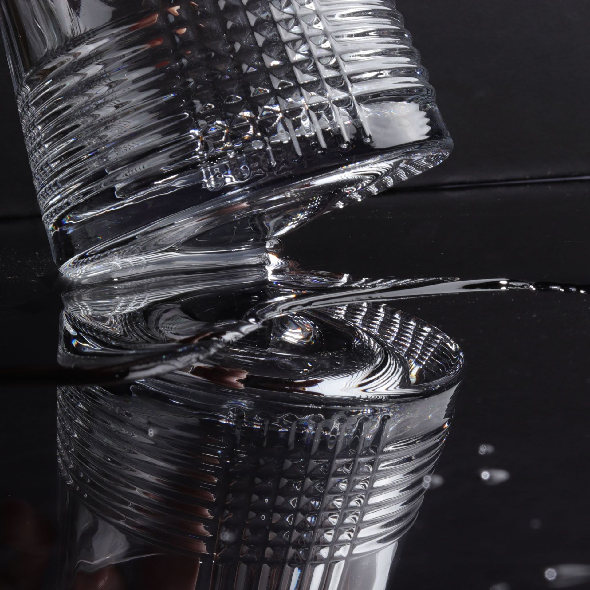 Deli Rotating Whisky Cup, Wobble cup, bar, KTV, Western restaurant, home stress-relieving wine glass details Picture