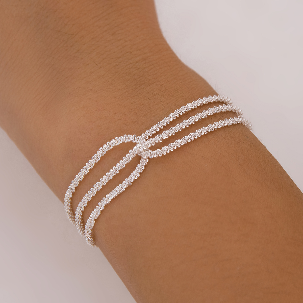 A multi-layered neck necklace with a cold and simple winding chain from Europe and America, featuring a sparkling bare chain Specification drawing