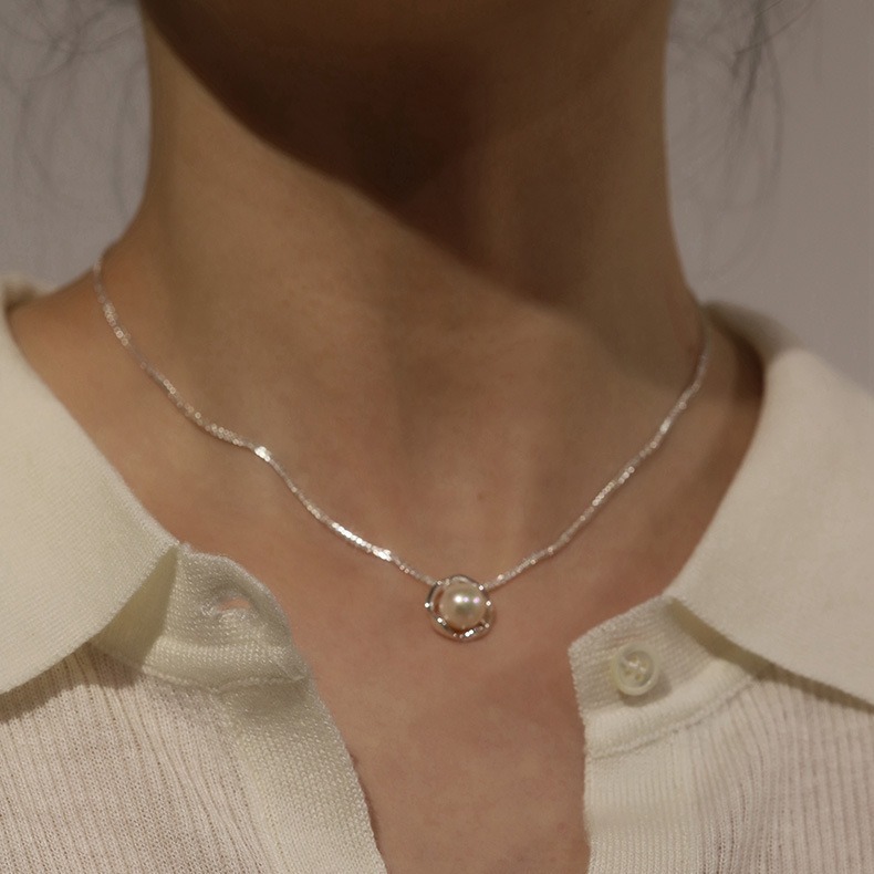 A new style of White Snow Mountain rose pearl necklace with a light luxury and niche design for girls, exuding a sweet and elegant charm Specification drawing