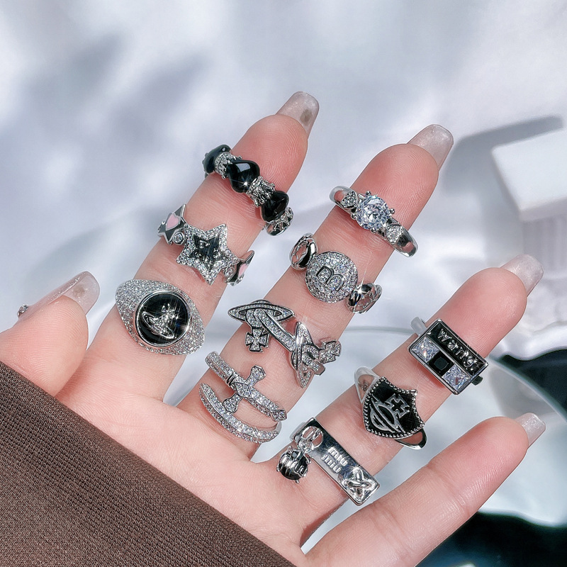 The high-end Saturn drip glaze slightly inlaid open ring exudes a feminine charm, is sweet, cool, fashionable, light luxury and versatile, and is a unique and niche ring full figure