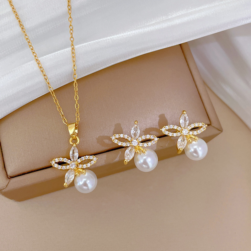 【 Titanium Steel 】 Necklace and earring set, light luxury, full diamond, flower and pearl, personalized and elegant banquet earrings and necklaces full figure