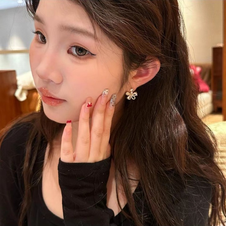 Light luxury design, forest-themed flower and white stone style, niche and versatile, high-end and exquisite stud earrings 2025 new style earrings Specification drawing