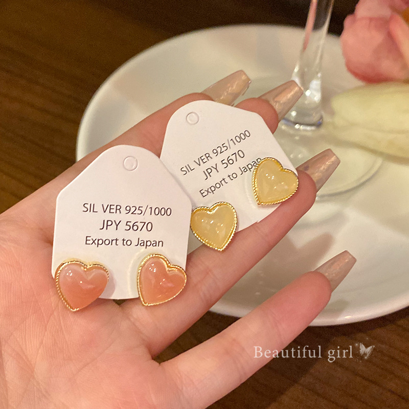 Korean-style simple resin heart-shaped stud earrings for women, fashionable and elegant, versatile, fresh and exquisite earrings, light luxury heart-shaped earrings Application Scenario