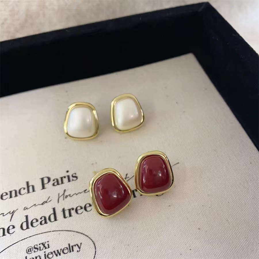 Autumn and winter French retro red geometric stud earrings for women 2025 bestsellers, unique and elegant earrings details Picture