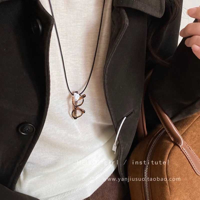 Cute cat glasses pendant necklace, simple, fashionable and versatile female cartoon, dopamine collarbone chain neck accessory Application Scenario